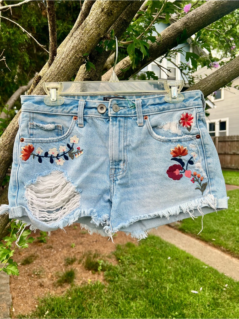 NWOT Abercrombie Fitch Harper Lowrise Jean Short 27 4 floral embroidery distress
